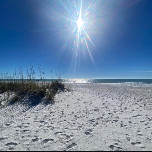 OPEN ME‼️ My Happy Place is in Florida & Making Sales on Poshmark! - Picture 9 of 14